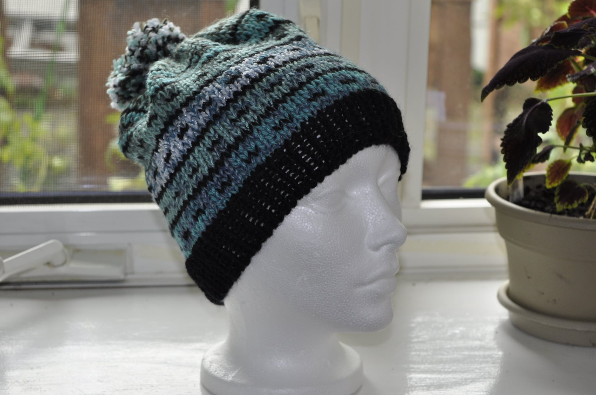Tuque à pompon tricotée en rayures sarcelle et noir