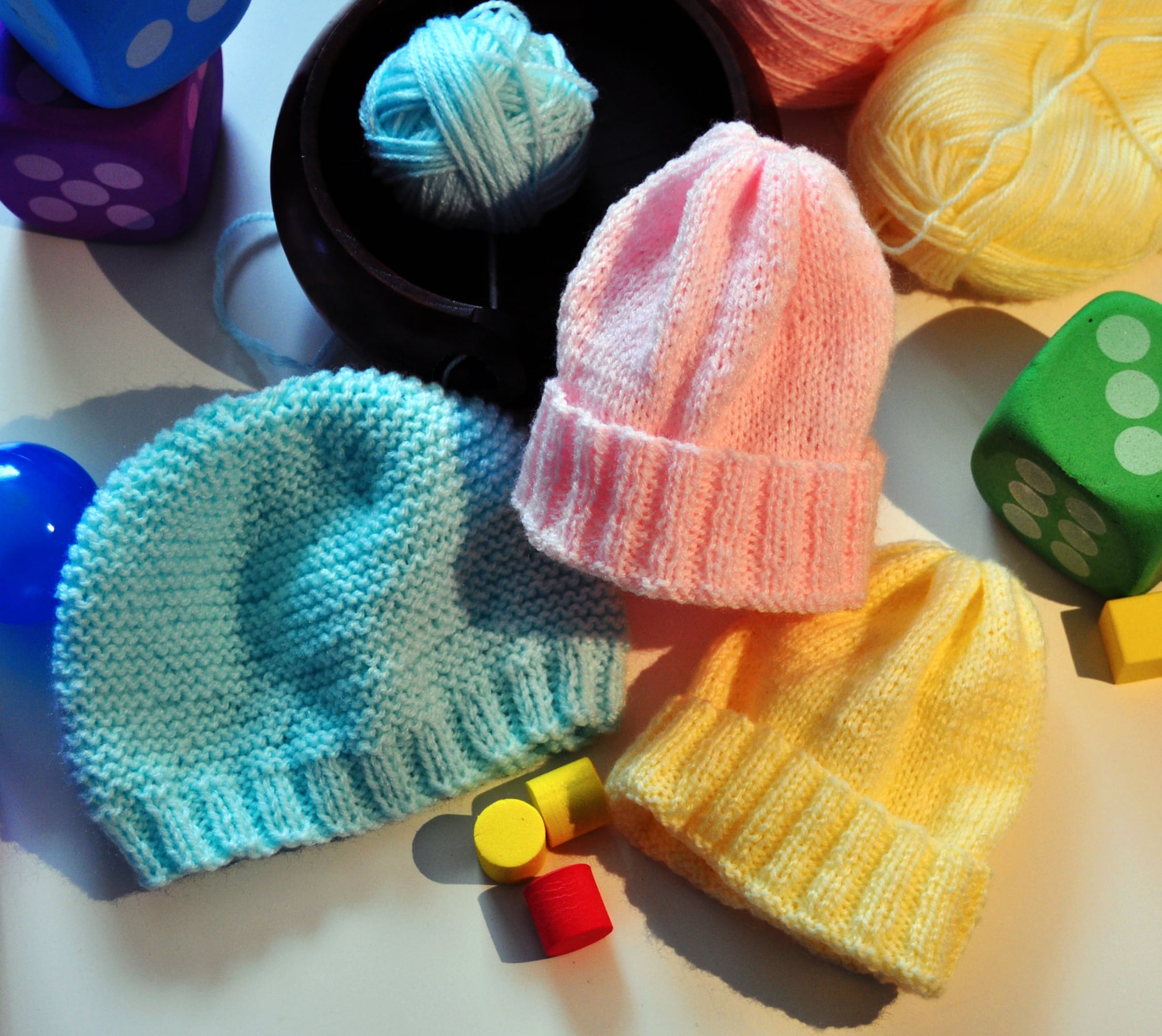 Trois petites tuques de bébé pastel