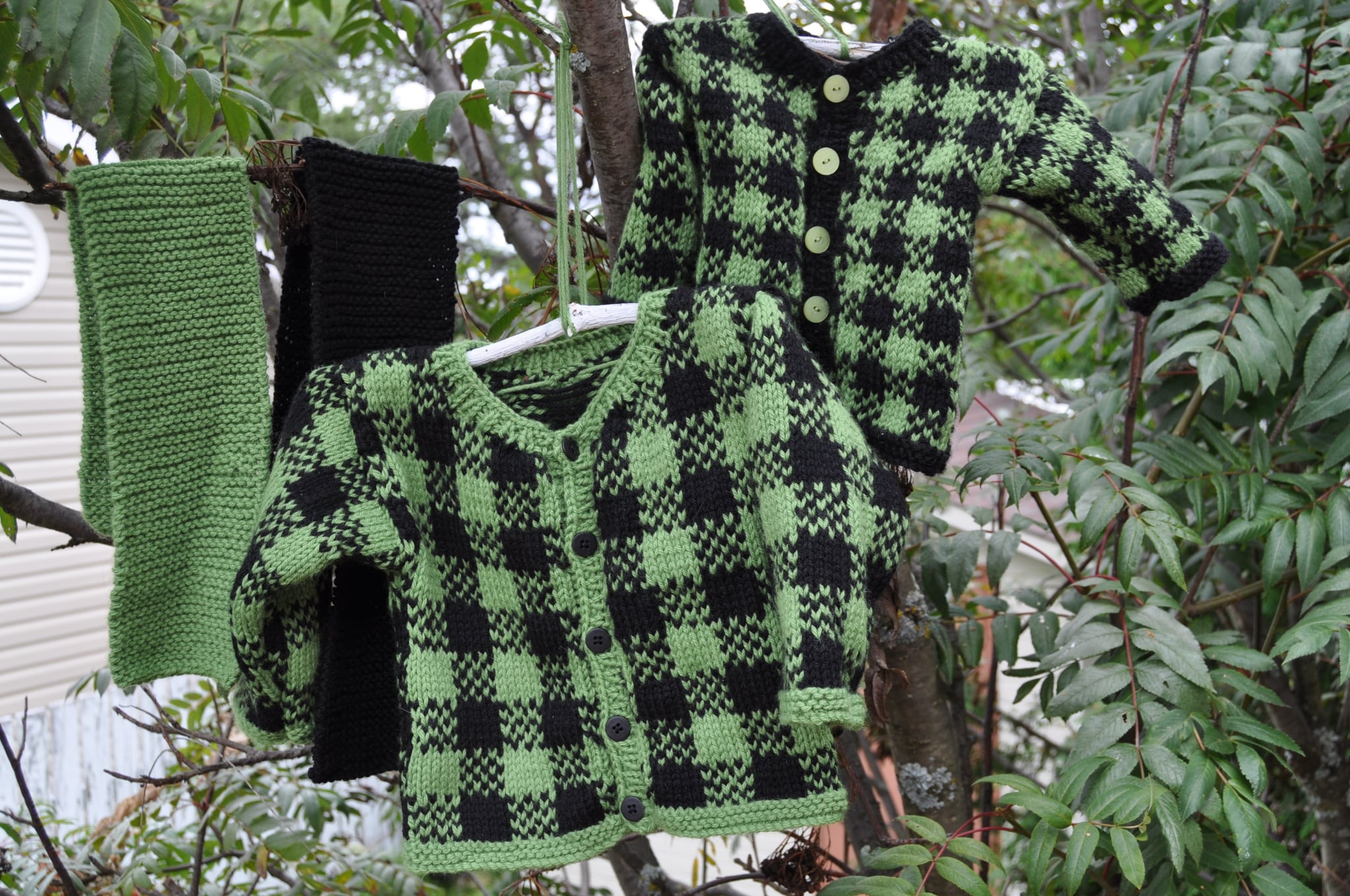 Chandail zippé tricoté en blocs de couleurs moutarde et sarcelle