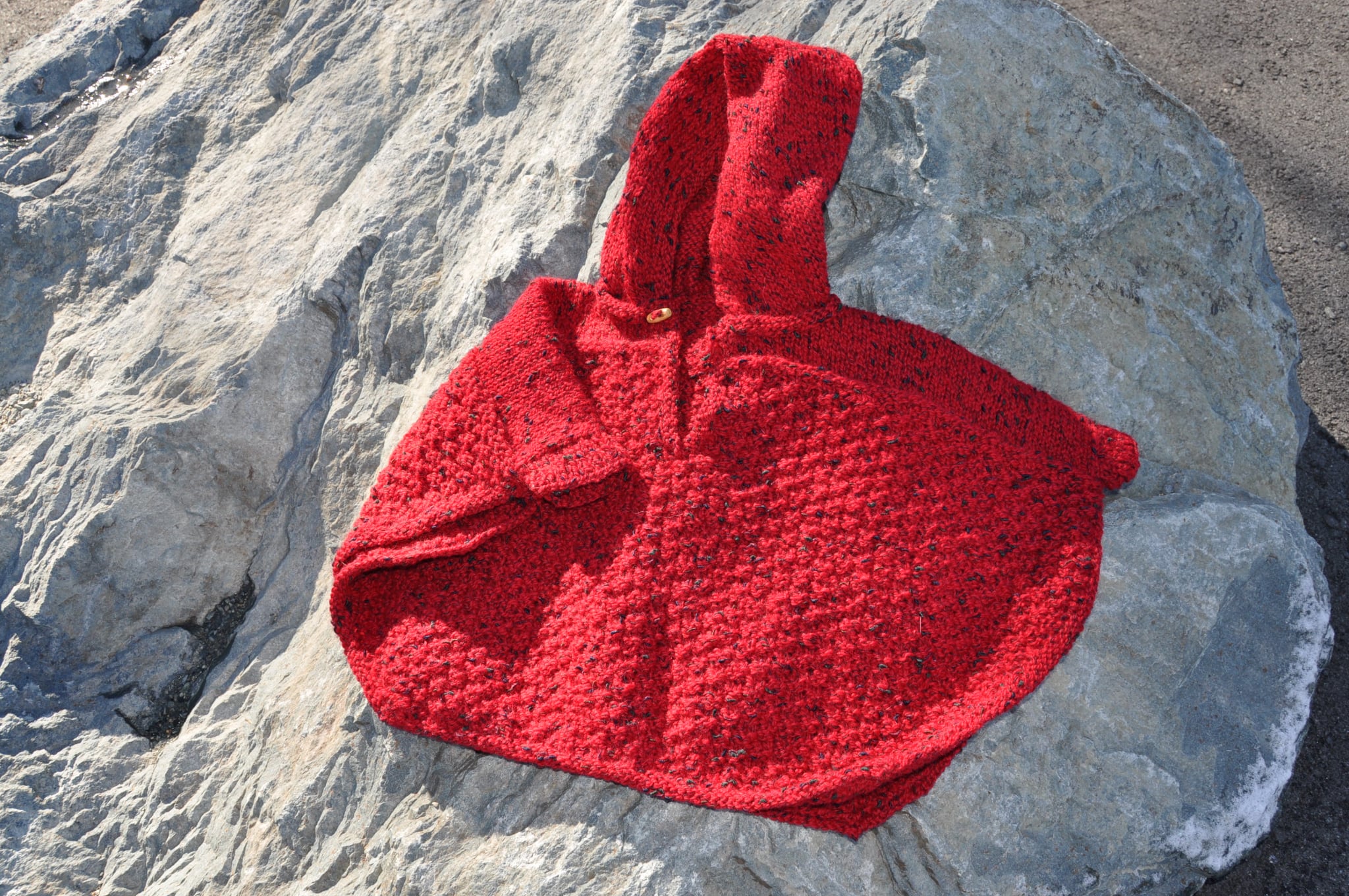 Cardigan à capuchon rouge pour bébé