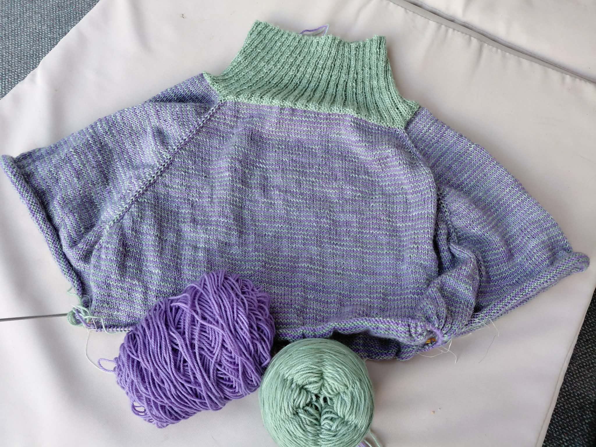 Cardigans à motif carreaux vert et noir, tricotés pour bébé, suspendus à l'extérieur
